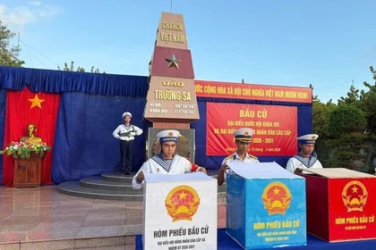 Cử tri đặc khu Trường Sa hòa chung ngày hội bầu cử của cả nước