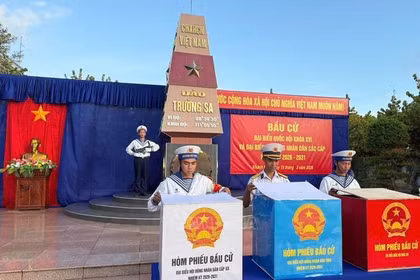 Cử tri đặc khu Trường Sa hòa chung ngày hội bầu cử của cả nước