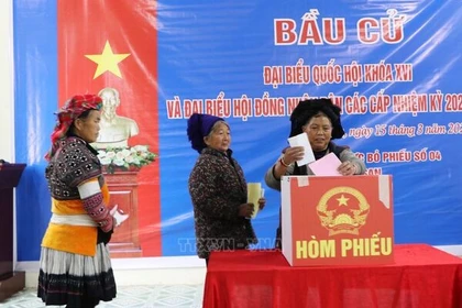 Đồng bào các dân tộc vùng biên giới phấn khởi đi bầu cử