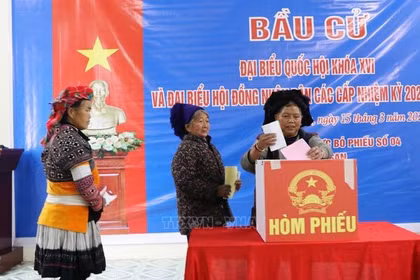 Đồng bào các dân tộc vùng biên giới phấn khởi đi bầu cử