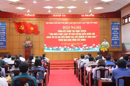 Trao giải Cuộc thi trực tuyến tìm hiểu pháp luật về bầu cử