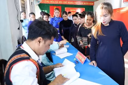 Gửi gắm nguyện vọng của cử tri ở các công trình trọng điểm và đồng bào các dân tộc, tôn giáo