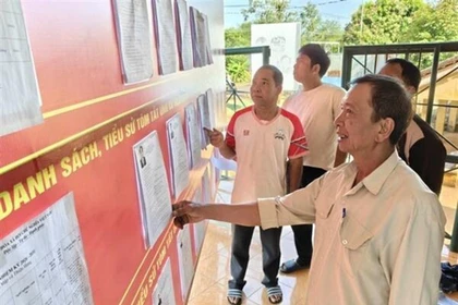 Già làng, người có uy tín làm cầu nối trong tuyên truyền bầu cử