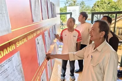 Già làng, người có uy tín làm cầu nối trong tuyên truyền bầu cử