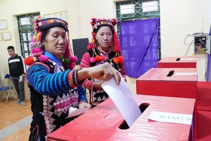 Đồng bào các dân tộc nơi cực Tây Tổ quốc nô nức đến điểm bỏ phiếu