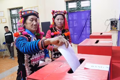 Đồng bào các dân tộc nơi cực Tây Tổ quốc nô nức đến điểm bỏ phiếu