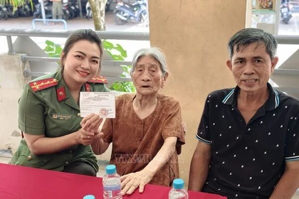 Khoảng khắc đẹp trong ngày bầu cử