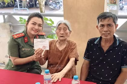 Khoảng khắc đẹp trong ngày bầu cử