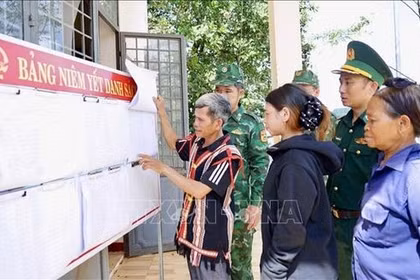 Bầu cử Quốc hội và HĐND: Phát huy vai trò của già làng, người có uy tín ở vùng biên