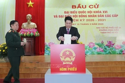 Chủ tịch nước Lương Cường bỏ phiếu tại khu vực bỏ phiếu số 26, phường Hoàn Kiếm, Hà Nội