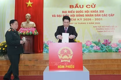 Chủ tịch nước Lương Cường bỏ phiếu tại khu vực bỏ phiếu số 26, phường Hoàn Kiếm, Hà Nội