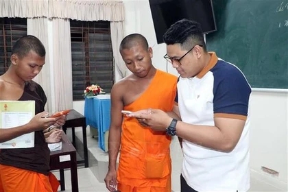 Từ chiếc điện thoại thông minh đến lá phiếu của cử tri xa quê