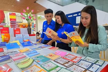 Đà Nẵng trưng bày thông tin, giới thiệu sách chào mừng bầu cử