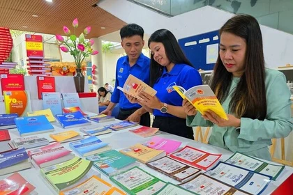 Đà Nẵng trưng bày thông tin, giới thiệu sách chào mừng bầu cử