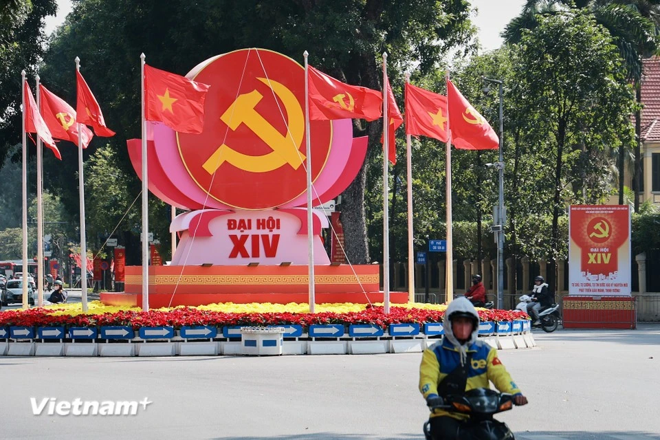 Biểu tượng búa liềm, cờ Đảng, cờ Tổ quốc được bố trí trang trọng tại nút giao Điện Biên Phủ-Độc Lập-Chu Văn An, chào mừng Đại hội đại biểu toàn quốc lần thứ XIV của Đảng. (Ảnh: Minh Hiếu/Vietnam+)