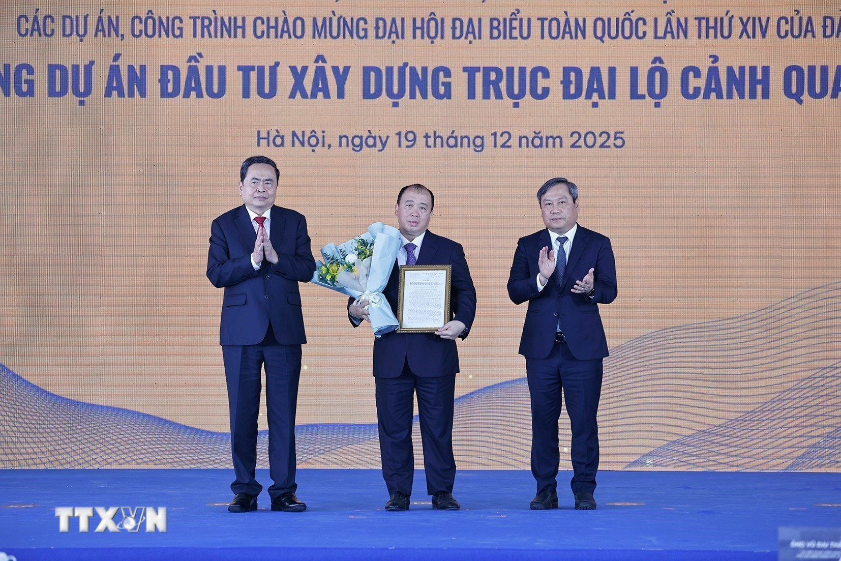 Chủ tịch Quốc hội Trần Thanh Mẫn trao Giấy phép đầu tư cho Liên danh các Nhà đầu tư Đại Quang Minh - Văn Phú - MIK Group - Thaco - T&T Group - Tập đoàn Hòa Phát. (Ảnh: Doãn Tấn/TTXVN)