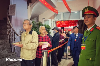 Người dân đi bỏ phiếu bầu cử đại biểu Quốc hội khóa XVI và đại biểu Hội đồng Nhân dân các cấp nhiệm kỳ 2026-2031 tại khu vực bỏ phiếu số 8 phường Vĩnh Tuy (thành phố Hà Nội). (Ảnh: Mai Anh/Vietnam+)