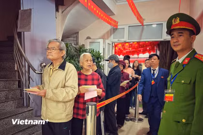 Người dân đi bỏ phiếu bầu cử đại biểu Quốc hội khóa XVI và đại biểu Hội đồng Nhân dân các cấp nhiệm kỳ 2026-2031 tại khu vực bỏ phiếu số 8 phường Vĩnh Tuy (thành phố Hà Nội). (Ảnh: Mai Anh/Vietnam+)