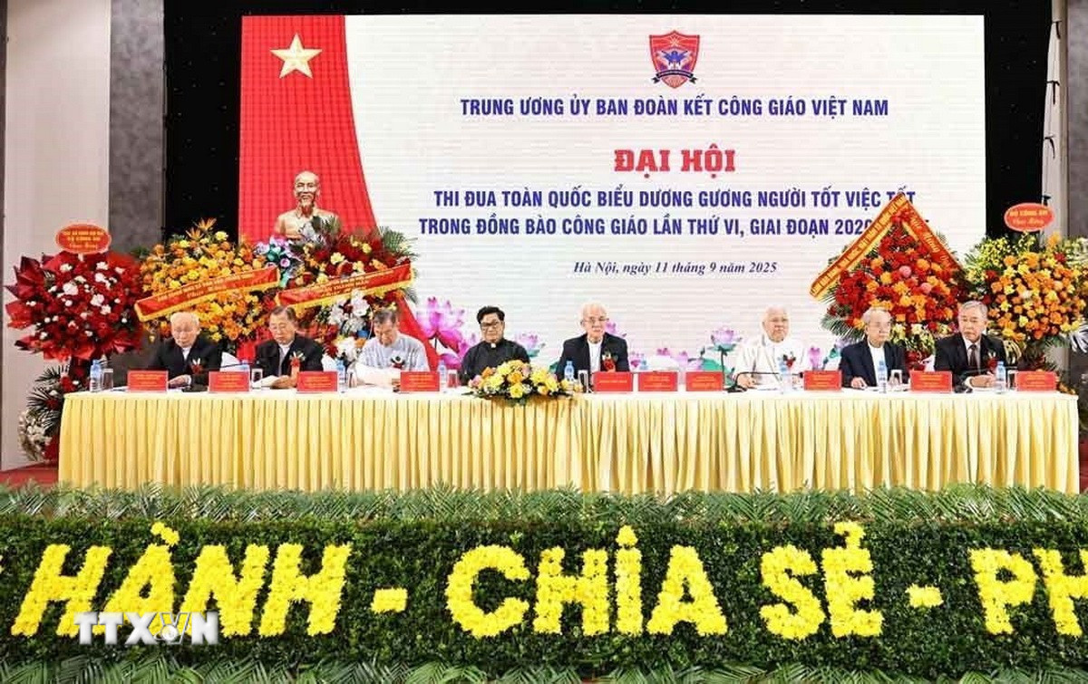Đoàn Chủ tịch điều hành Đại hội. (Ảnh: Minh Đức/TTXVN)