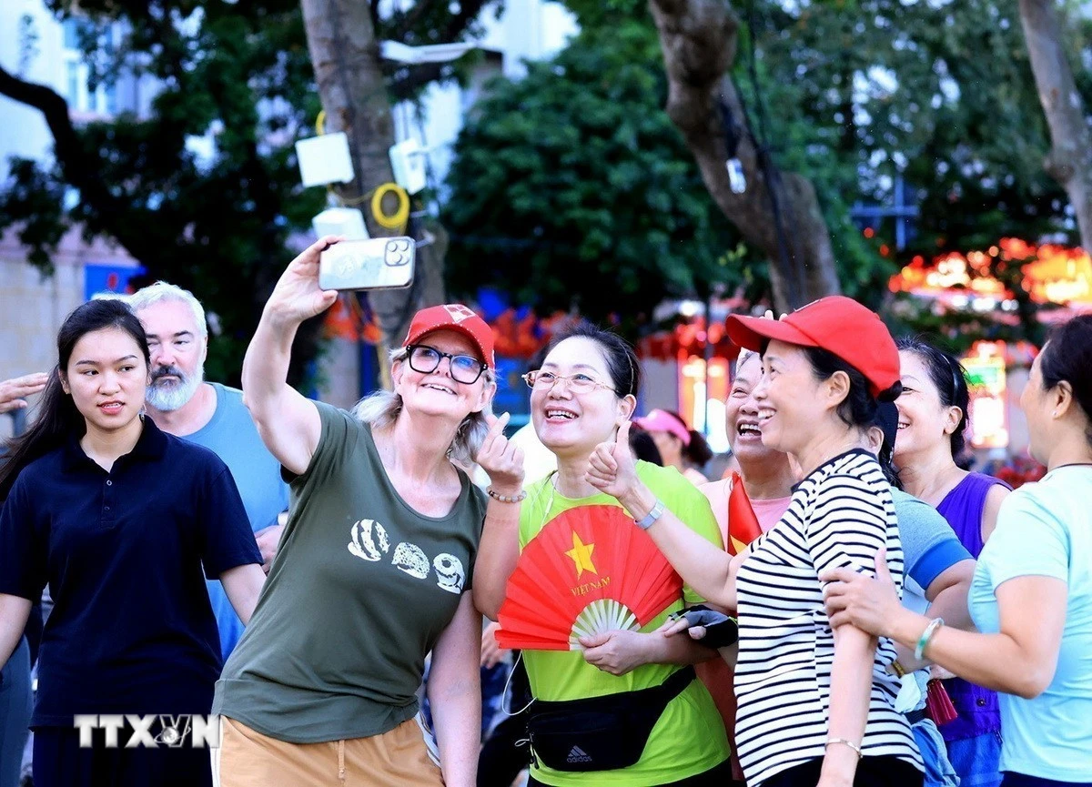 Toàn quyền Australia Sam Mostyn selfie, lưu lại hình ảnh với người dân Hà Nội thân thiện. (Ảnh: Tuấn Anh/TTXVN)