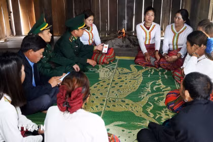 Lực lượng biên phòng và các già làng, trưởng bản đến từng hộ gia đình người Chứt ở bản Rào Tre để tuyên truyền về công tác bầu cử. (Ảnh: Hữu Quyết/TTXVN)