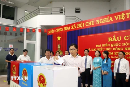 Cử tri bỏ phiếu tại Khu vực bỏ phiếu số 4 (Sân bay Vũng Tàu). (Ảnh: Huỳnh Ngọc Sơn/TTXVN)