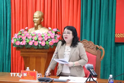 Bà Cao Thị Hòa An, Ủy viên BCH Trung ương Đảng, Phó Bí thư Thường trực Tỉnh ủy, Chủ tịch HĐND tỉnh, Chủ tịch Ủy ban Bầu cử tỉnh Đắk Lắk, phát biểu tại cuộc họp. (Ảnh: Nguyên Dung/TTXVN)