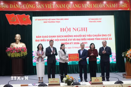 Ban Thường trực Ủy ban MTTQ Việt Nam tỉnh Bắc Ninh bàn giao danh sách những người đủ tiêu chuẩn ứng cử đại biểu Quốc hội khóa XVI và đại biểu HĐND tỉnh nhiệm kỳ 2026 - 2031 đến Ủy ban Bầu cử tỉnh. (Ảnh: Thái Hùng/TTXVN)