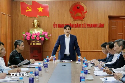 Phó Chủ tịch Ủy ban Nhân dân tỉnh Ninh Bình Nguyễn Anh Chức phát biểu chỉ đạo tại buổi làm việc với Ủy ban Bầu cử xã Thanh Lâm. (Ảnh: Nguyễn Chinh/TTXVN)