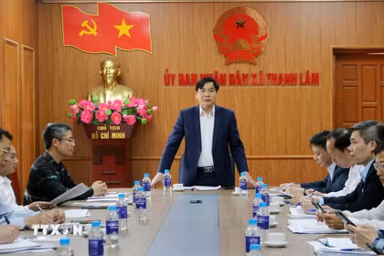 Phó Chủ tịch Ủy ban Nhân dân tỉnh Ninh Bình Nguyễn Anh Chức phát biểu chỉ đạo tại buổi làm việc với Ủy ban Bầu cử xã Thanh Lâm. (Ảnh: Nguyễn Chinh/TTXVN)