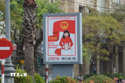 Các tuyến đường chính của thành phố Huế được trang hoàng tuyên truyền về công tác bầu cử. (Ảnh: Văn Dũng/TTXVN)