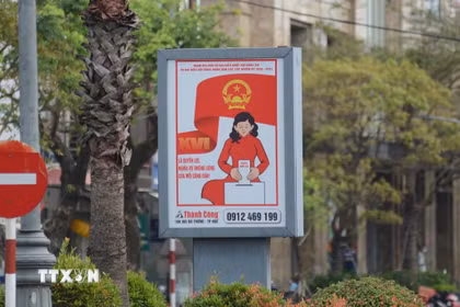 Các tuyến đường chính của thành phố Huế được trang hoàng tuyên truyền về công tác bầu cử. (Ảnh: Văn Dũng/TTXVN)