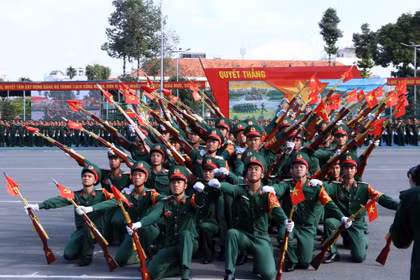 Chương trình biểu diễn múa súng tại lễ ra quân huấn luyện năm 2026. (Ảnh: Xuân Khu/TTXVN)