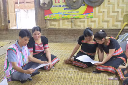 Cán bộ xã Dục Nông, tỉnh Quảng Ngãi lồng ghép tuyên truyền bầu cử cùng các buổi họp thôn. (Ảnh: Dư Toán/TTXVN)