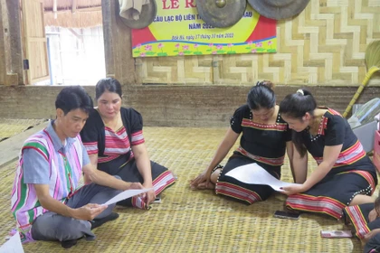 Cán bộ xã Dục Nông, tỉnh Quảng Ngãi lồng ghép tuyên truyền bầu cử cùng các buổi họp thôn. (Ảnh: Dư Toán/TTXVN)