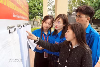 Đoàn viên, thanh niên xã Hiệp Hòa (Bắc Ninh) tuyên truyền, hướng dẫn người dân tham gia bầu cử đại biểu Quốc hội khóa XVI và đại biểu HĐND các cấp nhiệm kỳ 2026 - 2031. (Ảnh: Đồng Thúy/TTXVN)