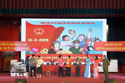 Tiểu phẩm tuyên truyền về bầu cử trong chương trình nghệ thuật với chủ đề “Ngày hội non sông - Niềm tin và trách nhiệm” do phường Bắc Giang tổ chức chào mừng cuộc bầu cử đại biểu Quốc hội khóa XVI và đại biểu HĐND các cấp nhiệm kỳ 2026–2031. (Ảnh: Đồng Thúy/TTXVN)