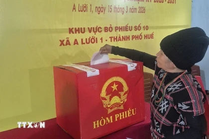 Cử tri xã A Lưới 1, thành phố Huế tham gia bỏ phiếu. (Ảnh: Mai Trang/TTXVN)