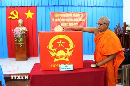 Các vị sư sãi đi bầu tại điểm khu vực bỏ phiếu ấp Hương Phụ A, xã Châu Thành, tỉnh Vĩnh Long. (Ảnh: Thanh Hòa/TTXVN)