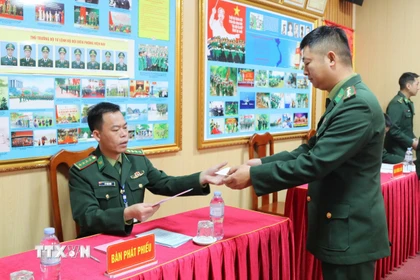 Cử tri Đồn Biên phòng cửa khẩu quốc tế Hữu Nghị, tỉnh Lạng Sơn nhận phiếu bầu cử. (Ảnh: Quang Duy/TTXVN)