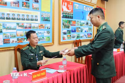 Cử tri Đồn Biên phòng cửa khẩu quốc tế Hữu Nghị, tỉnh Lạng Sơn nhận phiếu bầu cử. (Ảnh: Quang Duy/TTXVN)