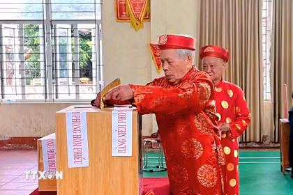 Các cụ cao niên phường Nếnh, Bắc Ninh, tham gia bầu cử. (Ảnh: Đồng Thúy/TTXVN)