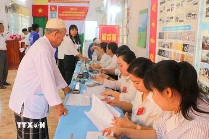 Cử tri là người dân tộc Chăm theo đạo Hồi Islam tại ấp Bình Di, xã Khánh Bình (tỉnh An Giang) tham gia bầu cử. (Ảnh: Công Mạo/TTXVN)