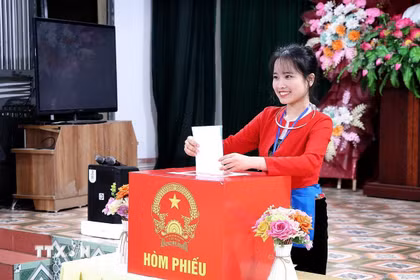 Cử tri dân tộc Mường, Phú Thọ, phấn khởi lần đầu tiên được đi bầu cử. (Ảnh: Thanh Hải/TTXVN)