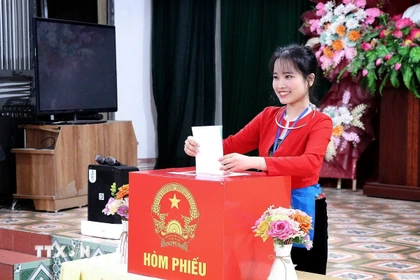 Cử tri dân tộc Mường, Phú Thọ, phấn khởi lần đầu tiên được đi bầu cử. (Ảnh: Thanh Hải/TTXVN)