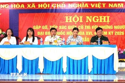 Các ứng cử viên đại biểu Quốc hội khóa XVI tại đơn vị bầu cử số 1 tiếp xúc cử tri tại đặc khu Thổ Châu. (Ảnh: Văn Sĩ/TTXVN)