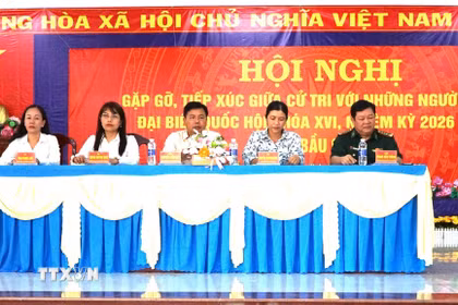 Các ứng cử viên đại biểu Quốc hội khóa XVI tại đơn vị bầu cử số 1 tiếp xúc cử tri tại đặc khu Thổ Châu. (Ảnh: Văn Sĩ/TTXVN)