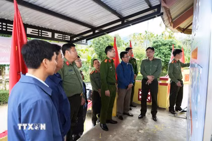 Thiếu tướng Nguyễn Thanh Tuấn (thứ 2 từ phải qua trái), Giám đốc Công an thành phố Huế kiểm tra công tác bảo đảm an ninh trật tự tại khu vực bỏ phiếu thuộc xã Nam Đông. (Ảnh: TTXVN phát)