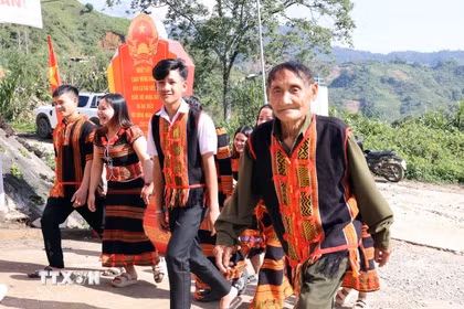 Đồng bào dân tộc Xê Đăng, xã Trà Linh, thành phố Đà Nẵng nô nức đến điểm bầu cử. (Ảnh: Trần Tĩnh/TTXVN)