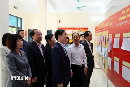 Phó Bí thư Tỉnh ủy, Chủ tịch Ủy ban MTTQ tỉnh Quảng Ninh Vũ Quyết Tiến (hàng đầu bên trái) cùng lãnh đạo tỉnh Quảng Ninh kiểm tra công tác chuẩn bị bầu cử tại khu vực bỏ phiếu số 13, khu phố Bãi Cháy 9B, phường Bãi Cháy. (Ảnh: Đức Hiếu/TTXVN)